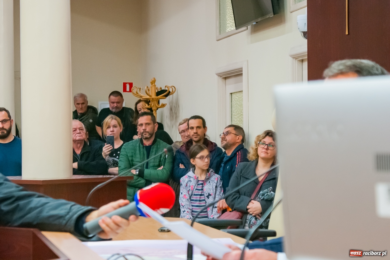 Zdjęcie w galerii na portalu naszraciborz.pl: Rodzice tłumnie przyszli do ratusza. Powiedzieli NIE dla likwidacji jednej ze szkół! wiadomości z regionu