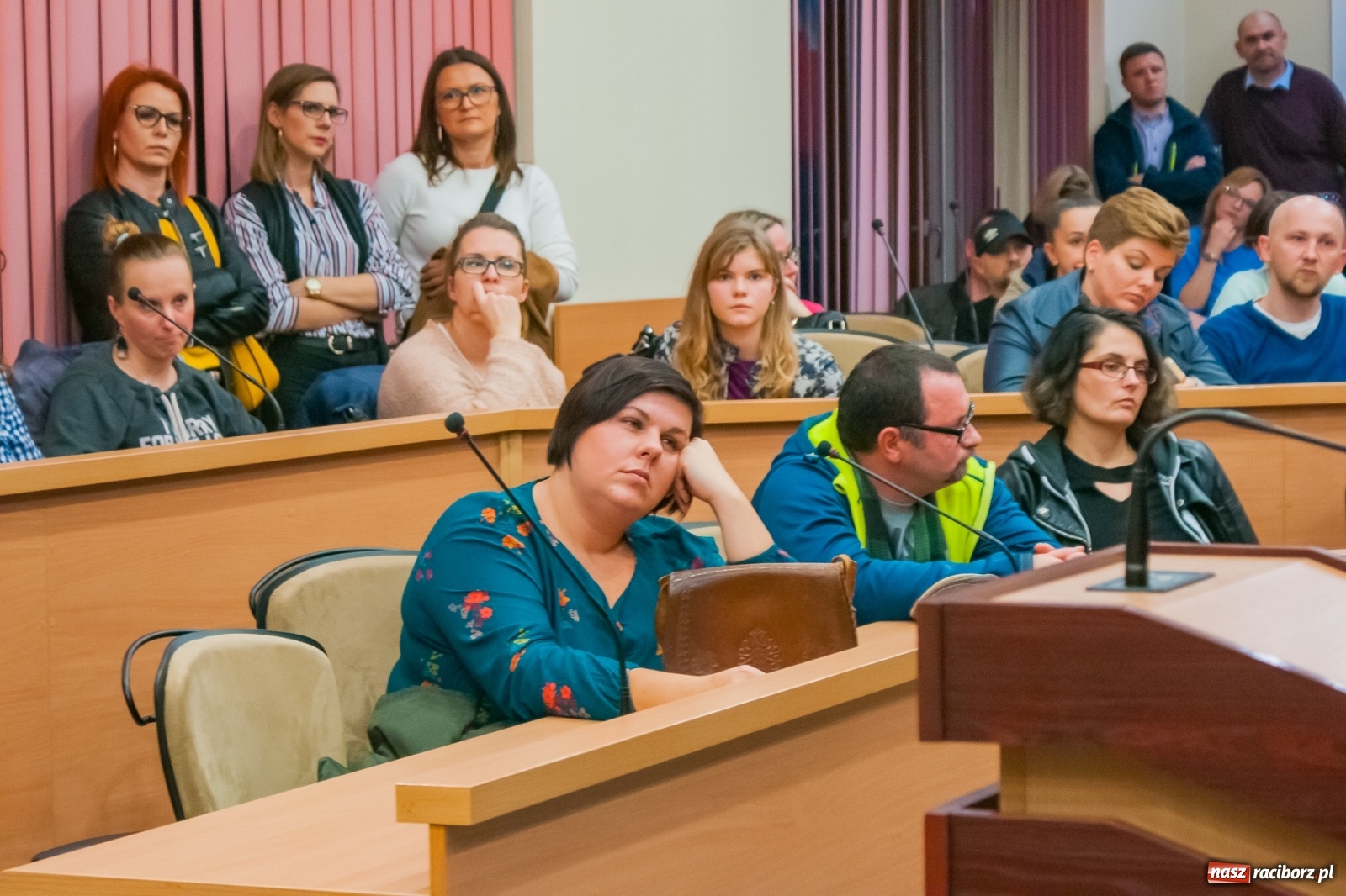 Zdjęcie w galerii na portalu naszraciborz.pl: Rodzice tłumnie przyszli do ratusza. Powiedzieli NIE dla likwidacji jednej ze szkół! wiadomości z regionu