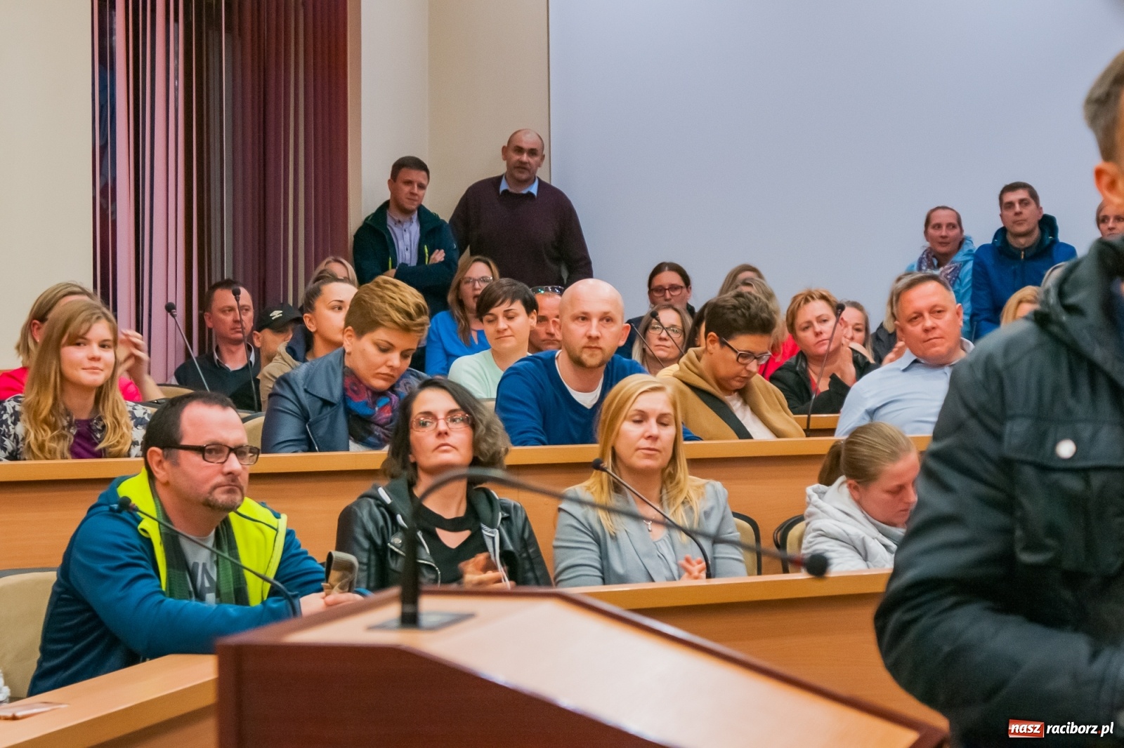 Zdjęcie w galerii na portalu naszraciborz.pl: Rodzice tłumnie przyszli do ratusza. Powiedzieli NIE dla likwidacji jednej ze szkół! wiadomości z regionu