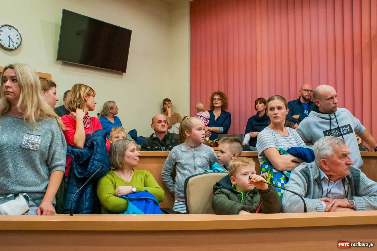 Zdjęcie w galerii na portalu naszraciborz.pl: Rodzice tłumnie przyszli do ratusza. Powiedzieli NIE dla likwidacji jednej ze szkół! wiadomości z regionu