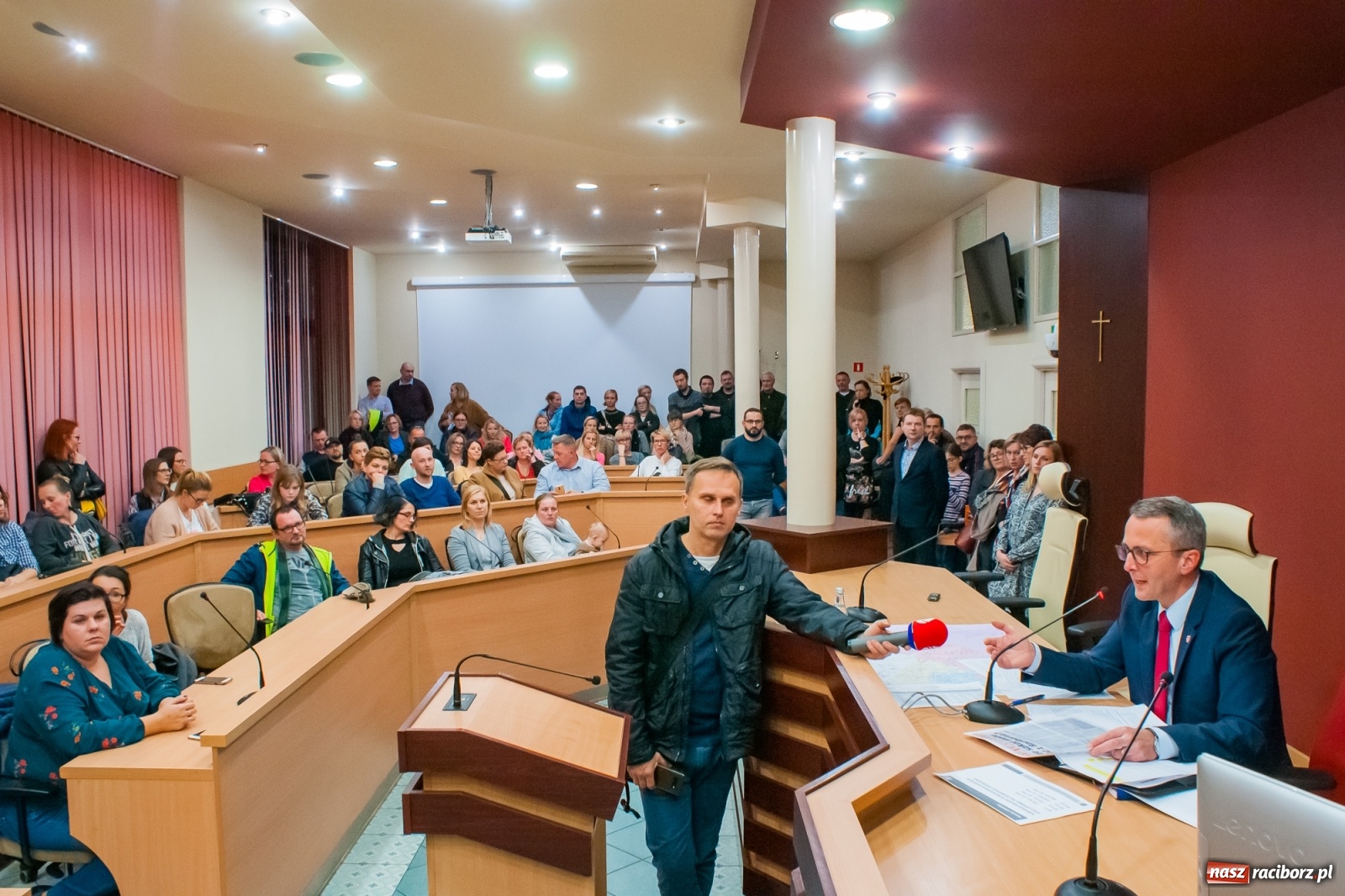 Zdjęcie w galerii na portalu naszraciborz.pl: Rodzice tłumnie przyszli do ratusza. Powiedzieli NIE dla likwidacji jednej ze szkół! wiadomości z regionu