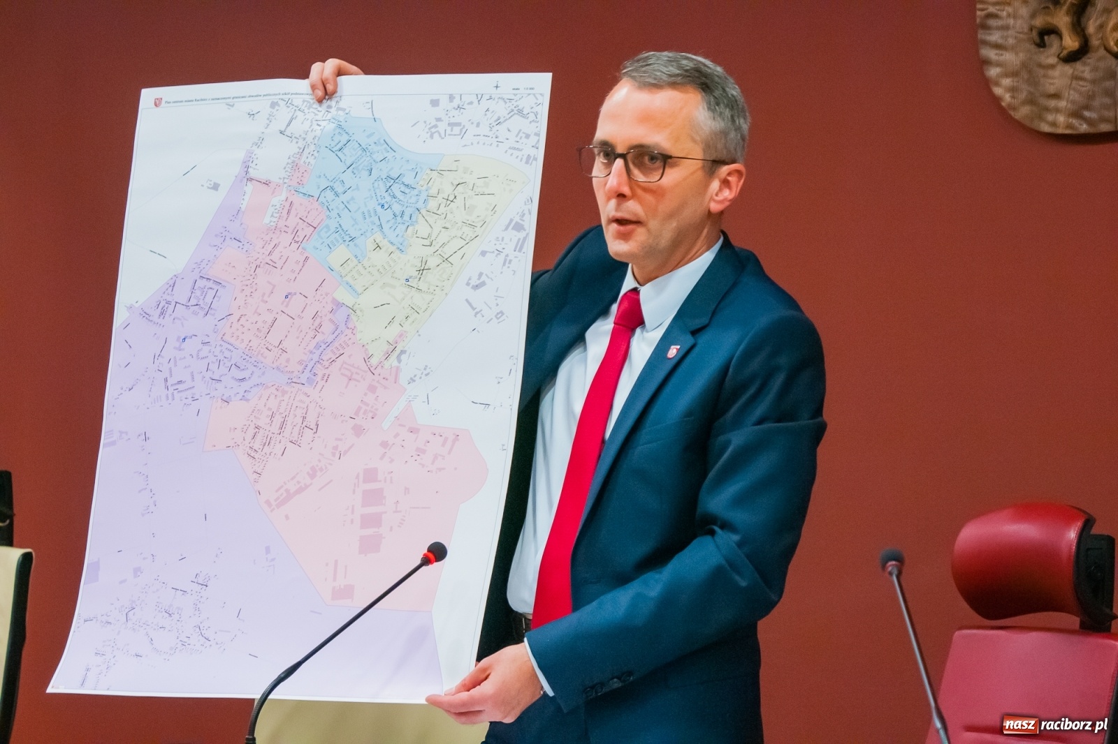 Zdjęcie w galerii na portalu naszraciborz.pl: Rodzice tłumnie przyszli do ratusza. Powiedzieli NIE dla likwidacji jednej ze szkół! wiadomości z regionu