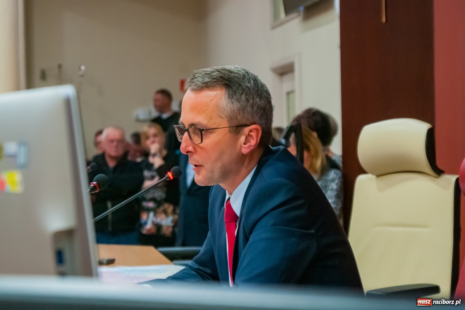 Zdjęcie w galerii na portalu naszraciborz.pl: Rodzice tłumnie przyszli do ratusza. Powiedzieli NIE dla likwidacji jednej ze szkół! wiadomości z regionu