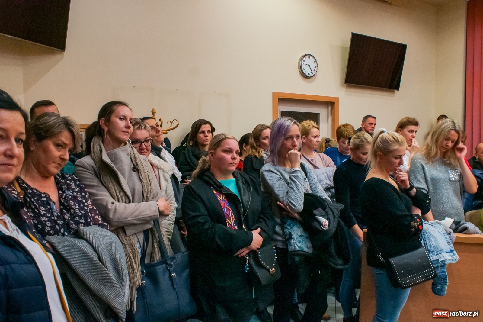 Zdjęcie w galerii na portalu naszraciborz.pl: Rodzice tłumnie przyszli do ratusza. Powiedzieli NIE dla likwidacji jednej ze szkół! wiadomości z regionu