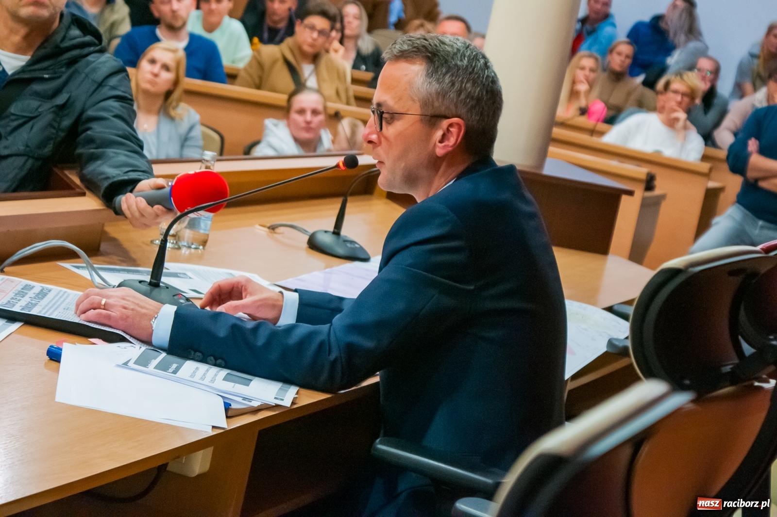 Zdjęcie w galerii na portalu naszraciborz.pl: Rodzice tłumnie przyszli do ratusza. Powiedzieli NIE dla likwidacji jednej ze szkół! wiadomości z regionu