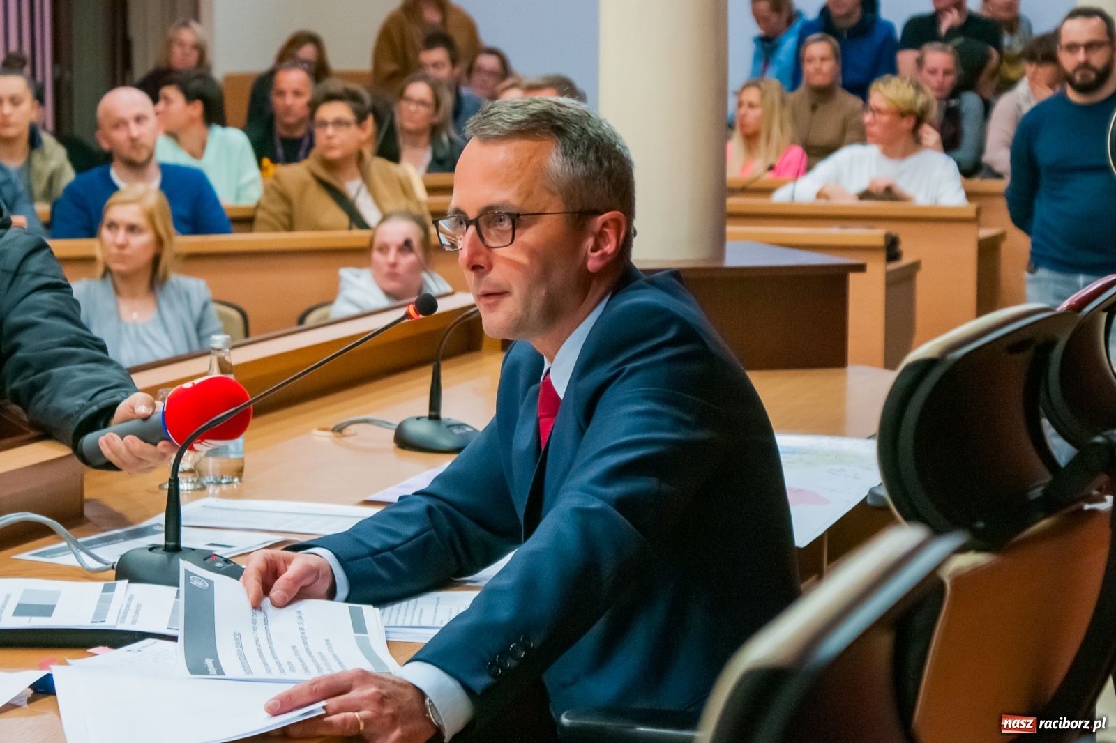 Zdjęcie w galerii na portalu naszraciborz.pl: Rodzice tłumnie przyszli do ratusza. Powiedzieli NIE dla likwidacji jednej ze szkół! wiadomości z regionu