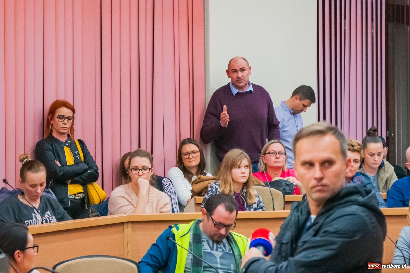 Zdjęcie w galerii na portalu naszraciborz.pl: Rodzice tłumnie przyszli do ratusza. Powiedzieli NIE dla likwidacji jednej ze szkół! wiadomości z regionu