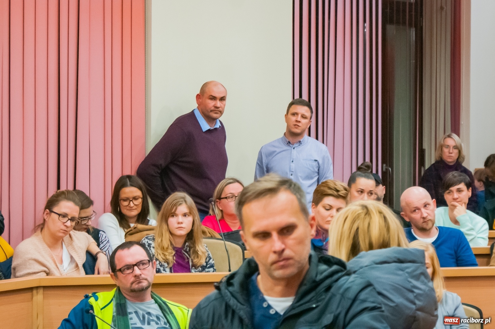 Zdjęcie w galerii na portalu naszraciborz.pl: Rodzice tłumnie przyszli do ratusza. Powiedzieli NIE dla likwidacji jednej ze szkół! wiadomości z regionu