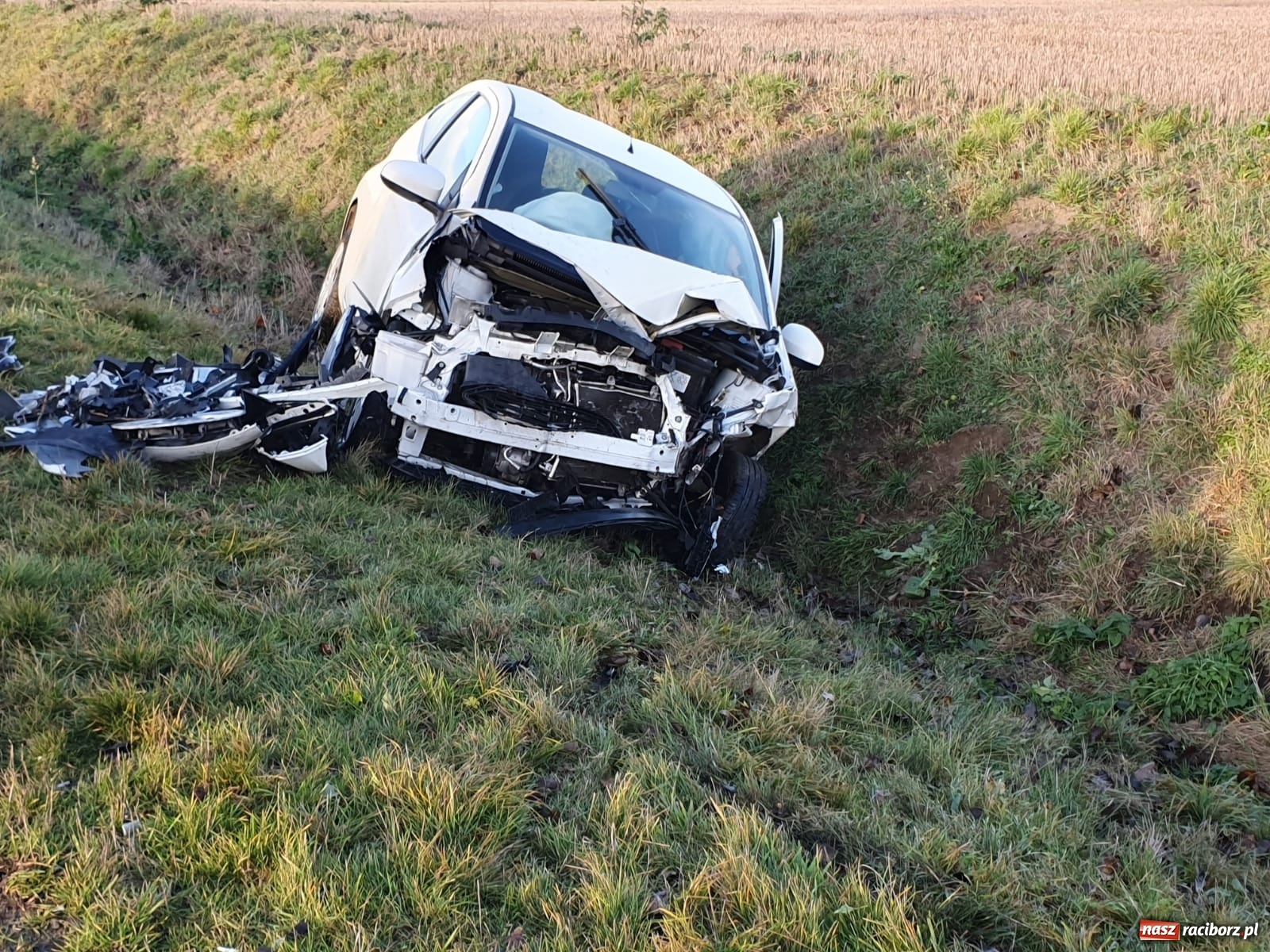 Zdjęcie w galerii na portalu naszraciborz.pl: Czołowe zderzenie na trasie Racibórz-Kornice [FOTO] wiadomości z regionu