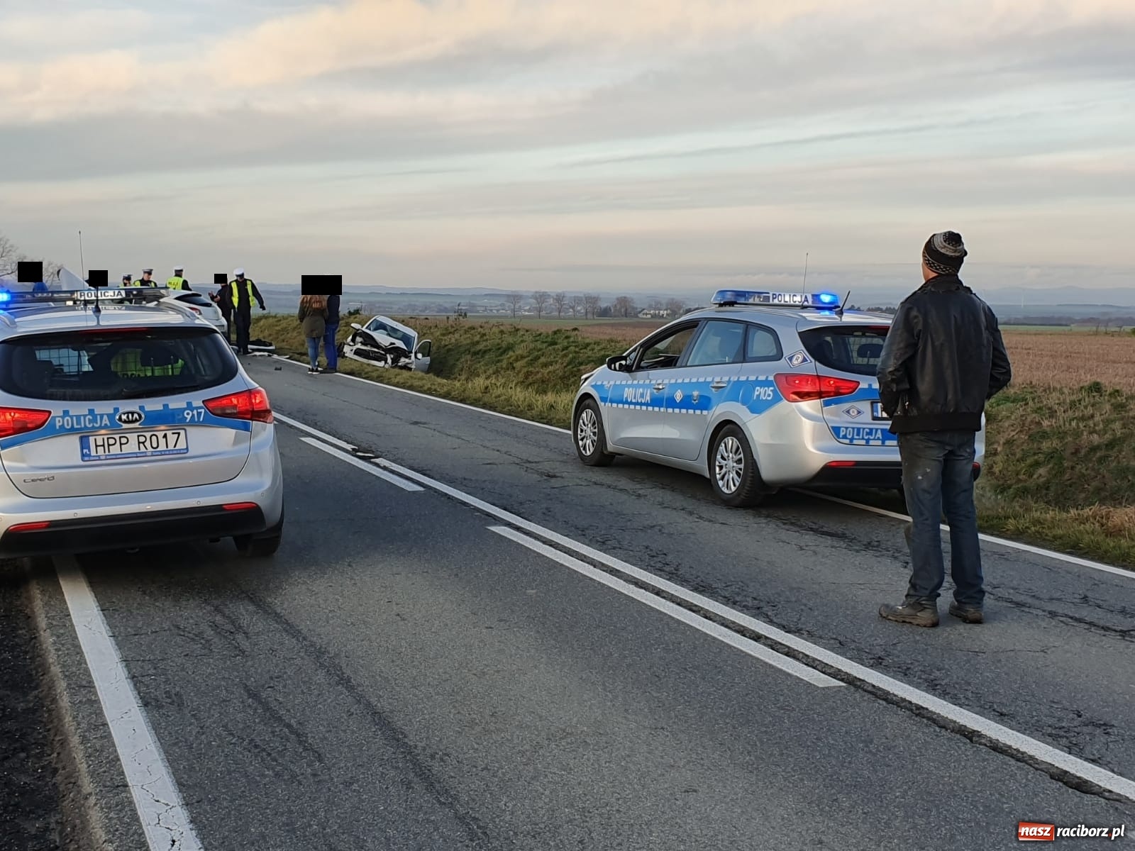 Zdjęcie w galerii na portalu naszraciborz.pl: Czołowe zderzenie na trasie Racibórz-Kornice [FOTO] wiadomości z regionu