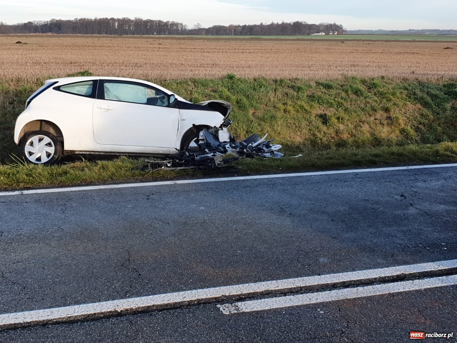 Zdjęcie w galerii na portalu naszraciborz.pl: Czołowe zderzenie na trasie Racibórz-Kornice [FOTO] wiadomości z regionu