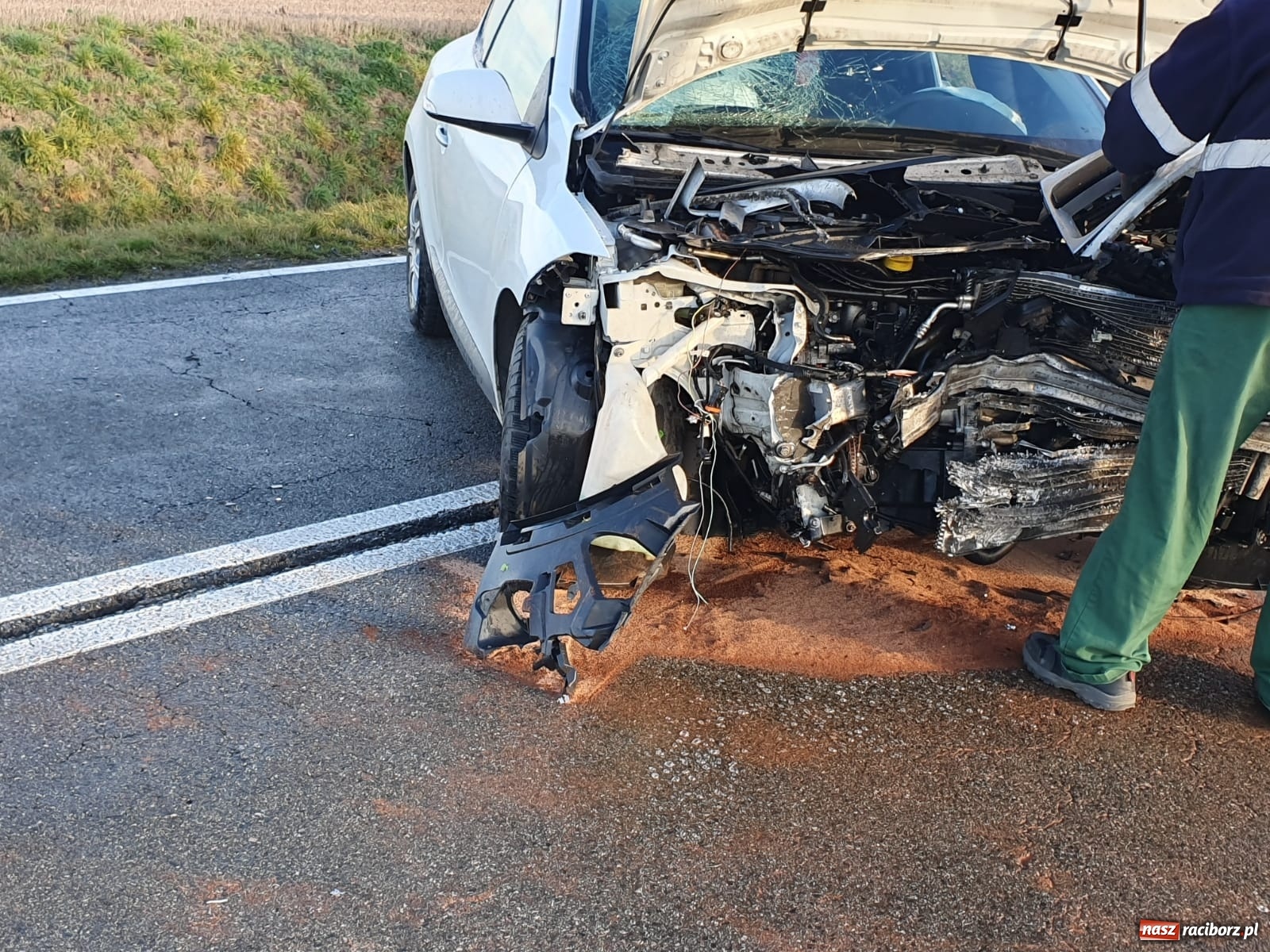 Zdjęcie w galerii na portalu naszraciborz.pl: Czołowe zderzenie na trasie Racibórz-Kornice [FOTO] wiadomości z regionu