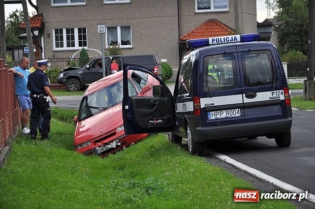 Zdjęcie w galerii na portalu naszraciborz.pl: Opel wylądował w rowie wiadomości z regionu