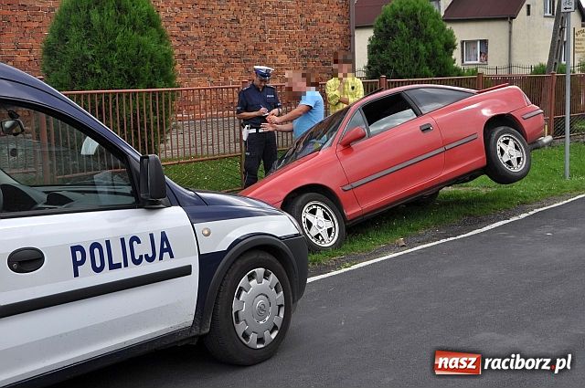 Zdjęcie w galerii na portalu naszraciborz.pl: Opel wylądował w rowie wiadomości z regionu