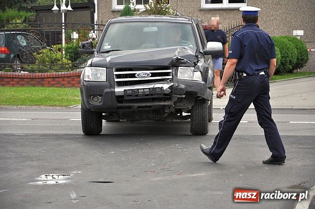 Zdjęcie w galerii na portalu naszraciborz.pl: Opel wylądował w rowie wiadomości z regionu