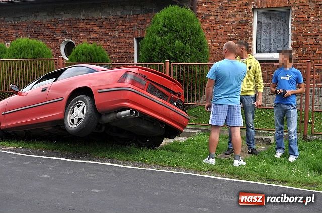 Zdjęcie w galerii na portalu naszraciborz.pl: Opel wylądował w rowie wiadomości z regionu
