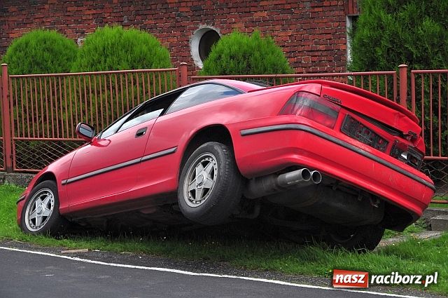 Zdjęcie w galerii na portalu naszraciborz.pl: Opel wylądował w rowie wiadomości z regionu