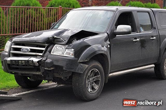 Zdjęcie w galerii na portalu naszraciborz.pl: Opel wylądował w rowie wiadomości z regionu