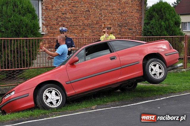 Zdjęcie w galerii na portalu naszraciborz.pl: Opel wylądował w rowie wiadomości z regionu