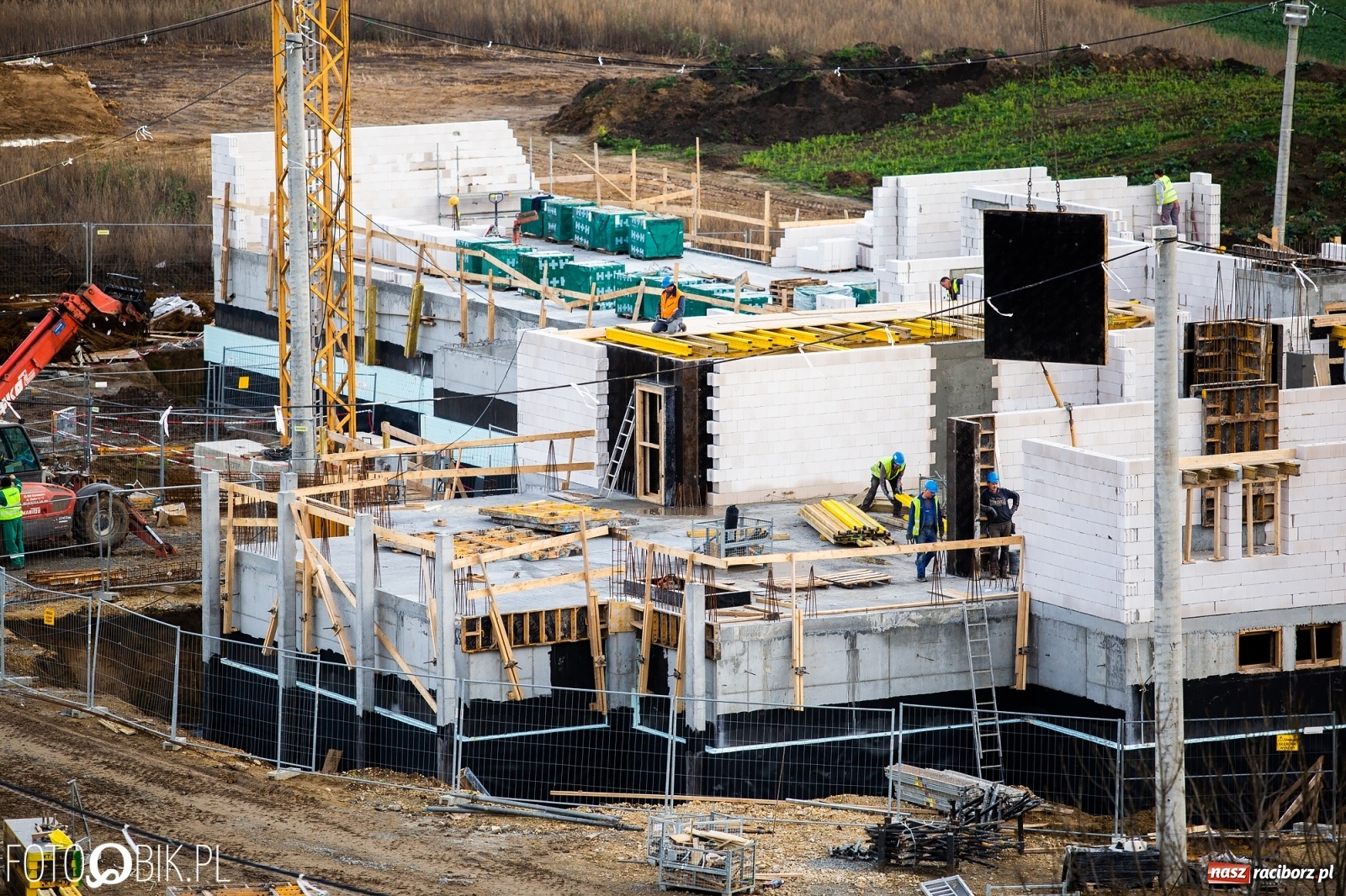 Zdjęcie w galerii na portalu naszraciborz.pl: Pietrowice Wielkie. Pną się do góry klasztoru mury [FOTO]  wiadomości z regionu