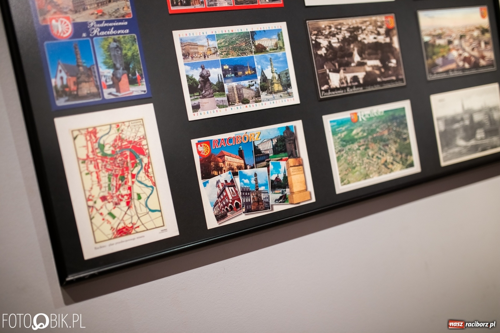 Zdjęcie w galerii na portalu naszraciborz.pl: Wystawa widokówek w Galerii Obok wiadomości z regionu
