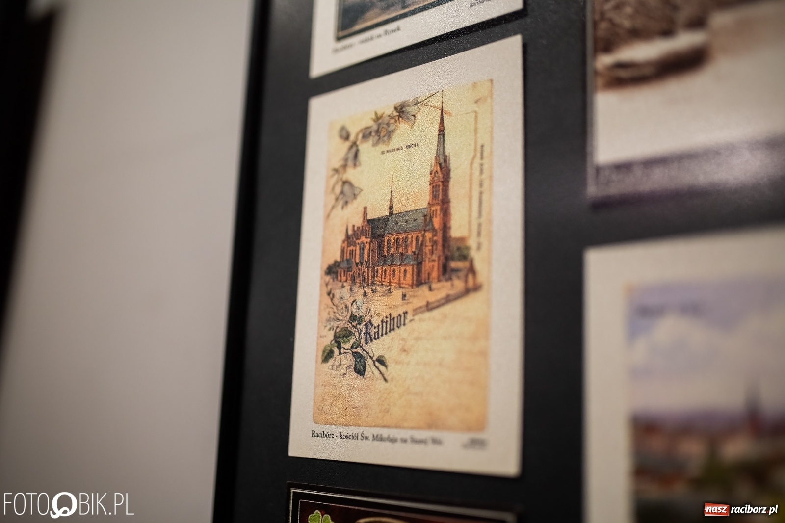 Zdjęcie w galerii na portalu naszraciborz.pl: Wystawa widokówek w Galerii Obok wiadomości z regionu