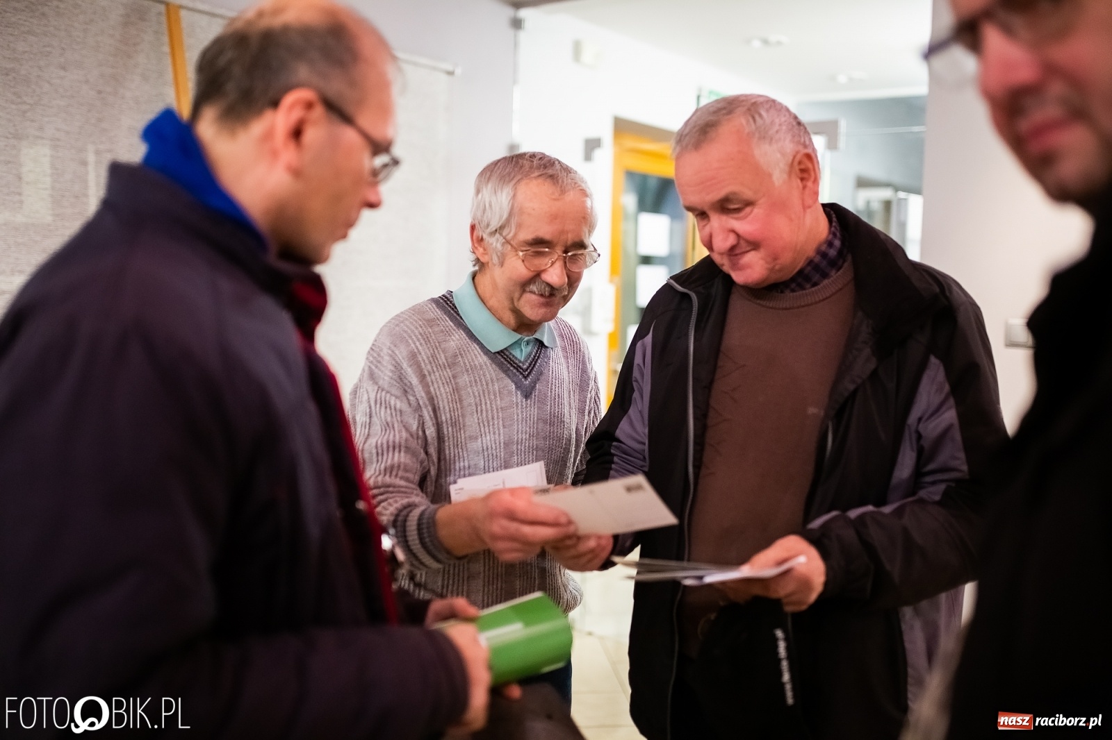 Zdjęcie w galerii na portalu naszraciborz.pl: Wystawa widokówek w Galerii Obok wiadomości z regionu