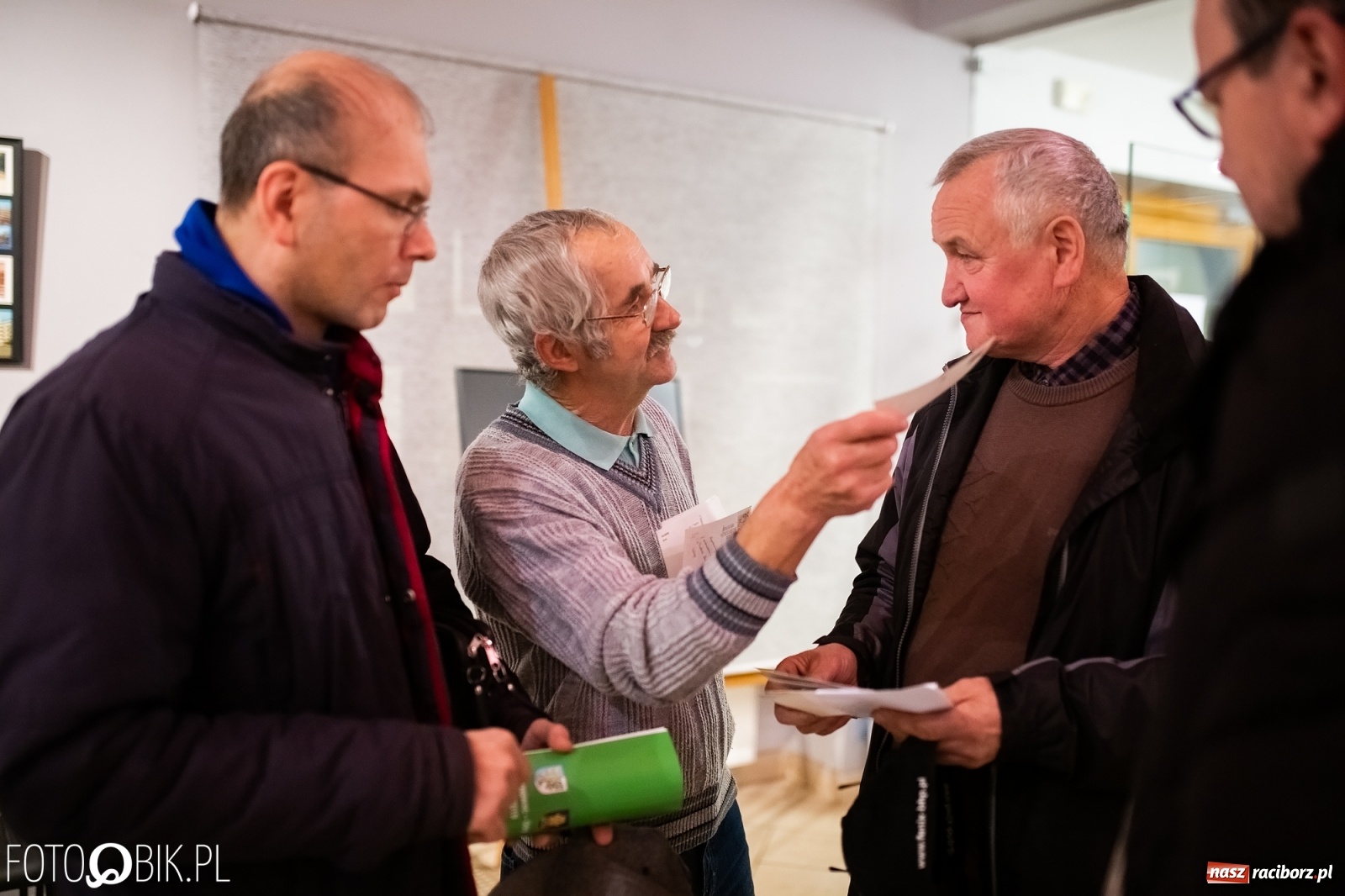 Zdjęcie w galerii na portalu naszraciborz.pl: Wystawa widokówek w Galerii Obok wiadomości z regionu