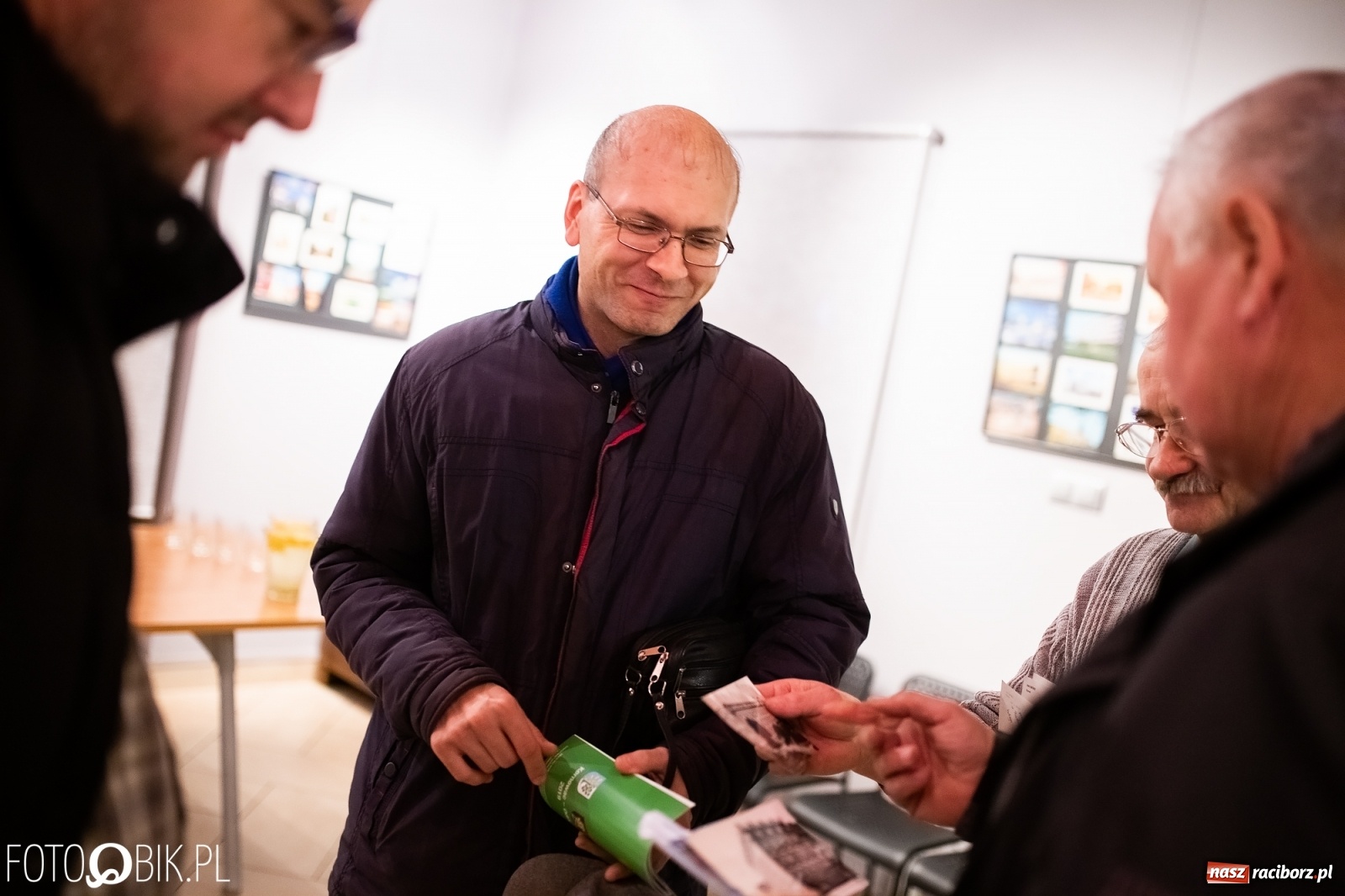 Zdjęcie w galerii na portalu naszraciborz.pl: Wystawa widokówek w Galerii Obok wiadomości z regionu
