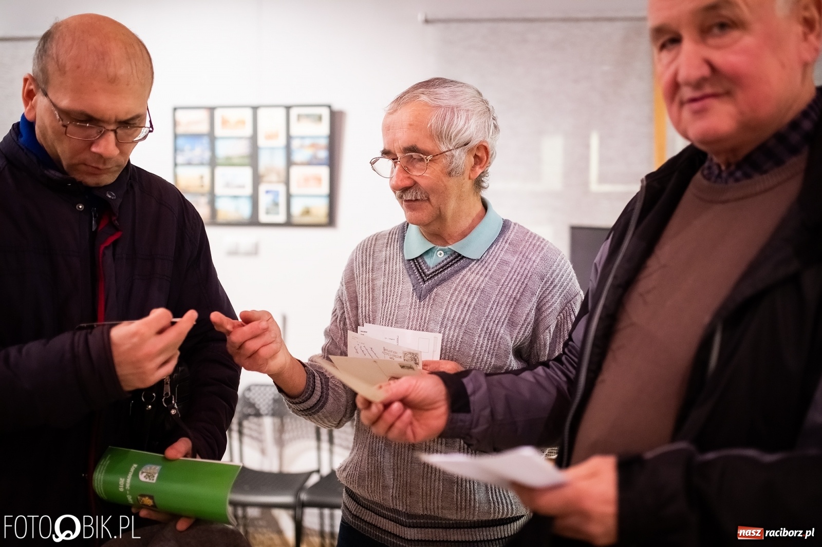 Zdjęcie w galerii na portalu naszraciborz.pl: Wystawa widokówek w Galerii Obok wiadomości z regionu
