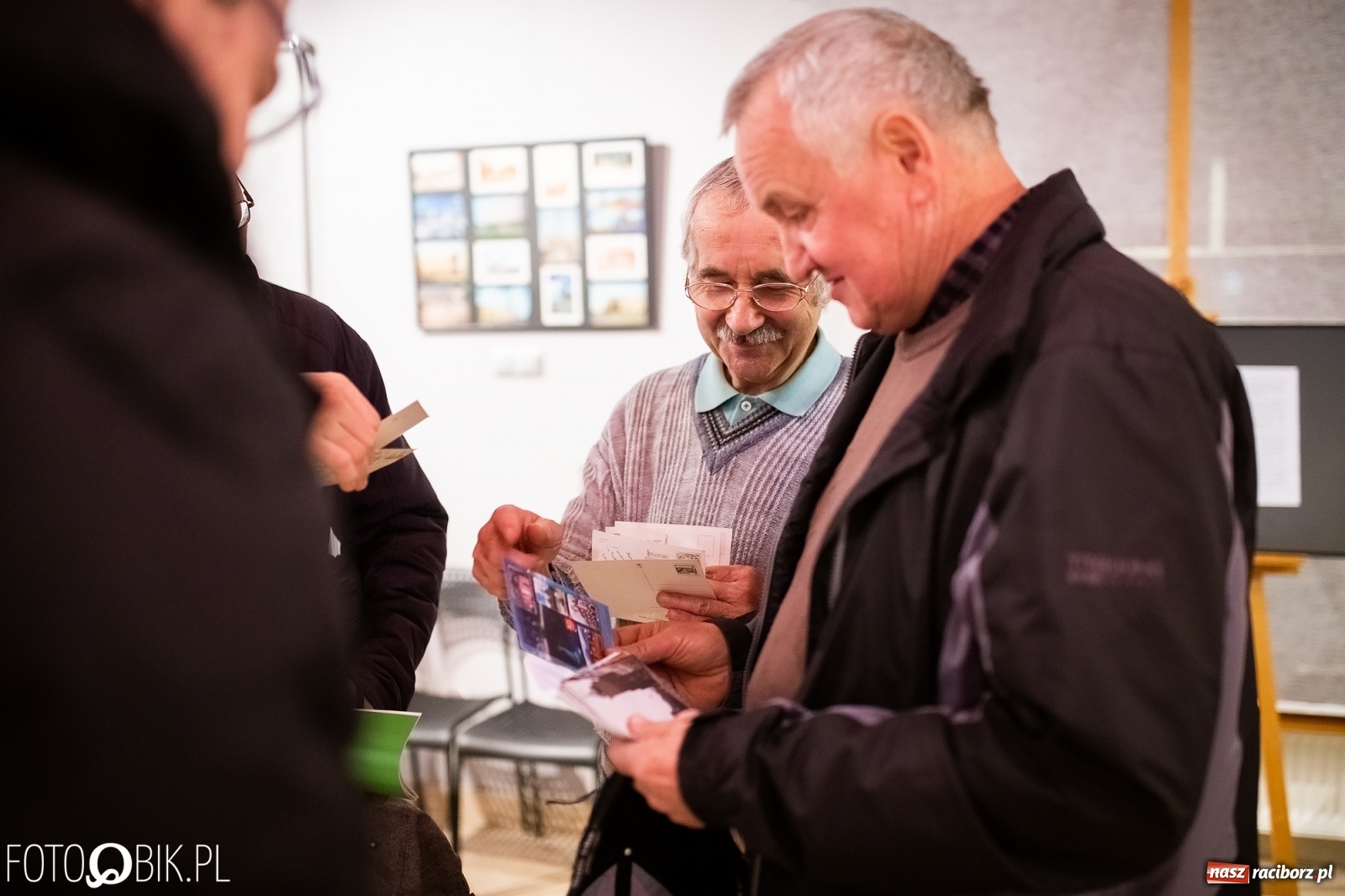 Zdjęcie w galerii na portalu naszraciborz.pl: Wystawa widokówek w Galerii Obok wiadomości z regionu