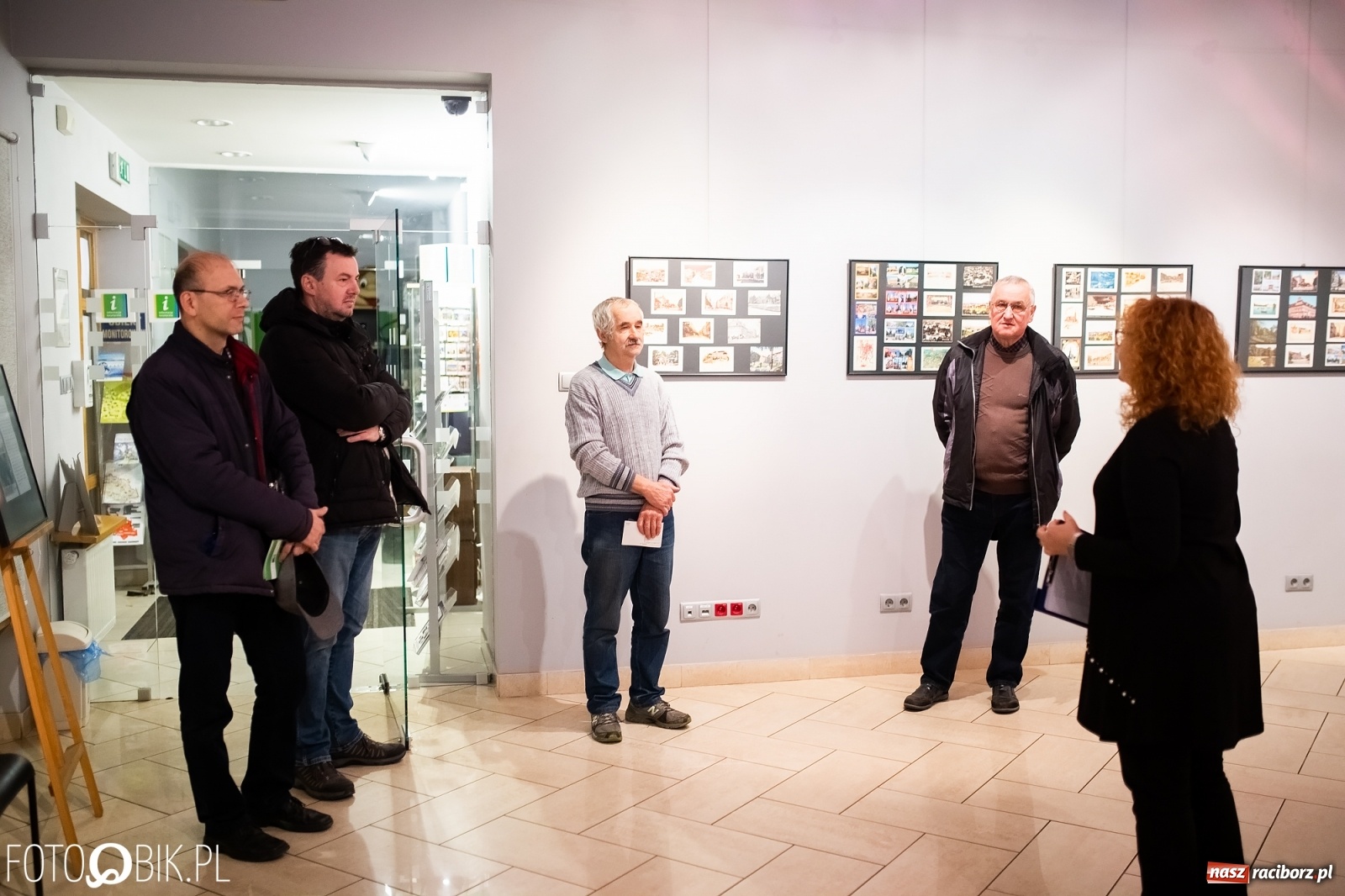 Zdjęcie w galerii na portalu naszraciborz.pl: Wystawa widokówek w Galerii Obok wiadomości z regionu