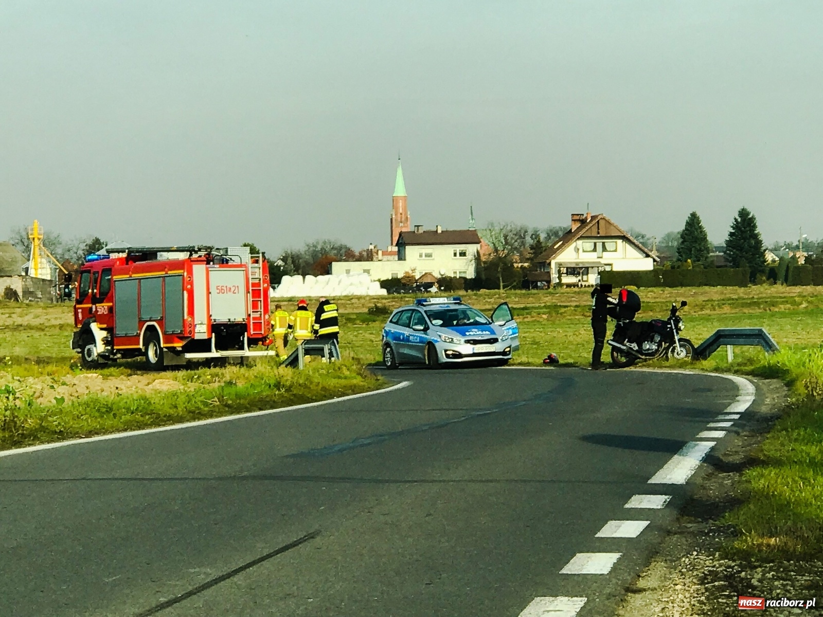 Zdjęcie w galerii na portalu naszraciborz.pl: Raport 998. Motocyklista wypadł z drogi na Drzewieckiego [FOTO] wiadomości z regionu