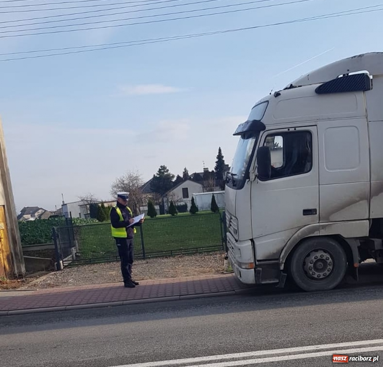 Zdjęcie w galerii na portalu naszraciborz.pl: Zderzenie osobówki z ciężarówką w Krzyżanowicach  wiadomości z regionu