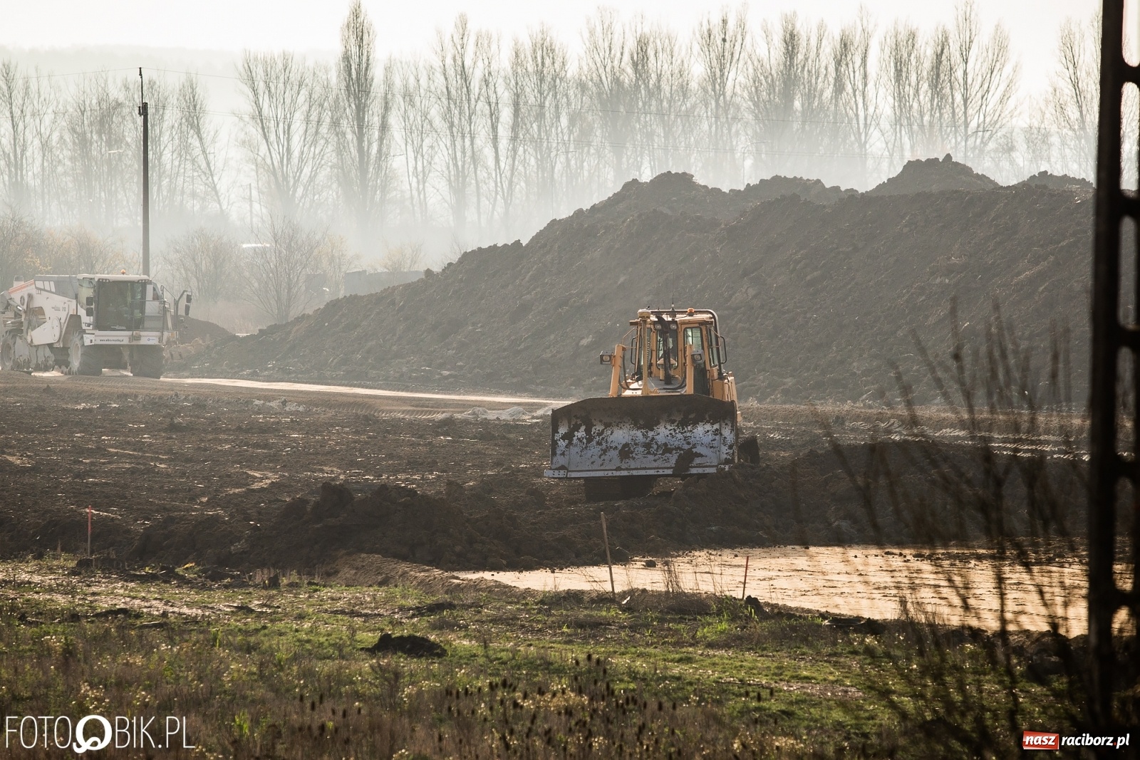 Zdjęcie w galerii na portalu naszraciborz.pl: Przed mostem na Rudzkiej powstaje węzeł komunikacyjny  wiadomości z regionu