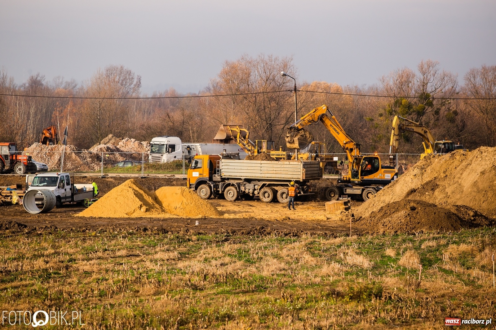 Zdjęcie w galerii na portalu naszraciborz.pl: Przed mostem na Rudzkiej powstaje węzeł komunikacyjny  wiadomości z regionu