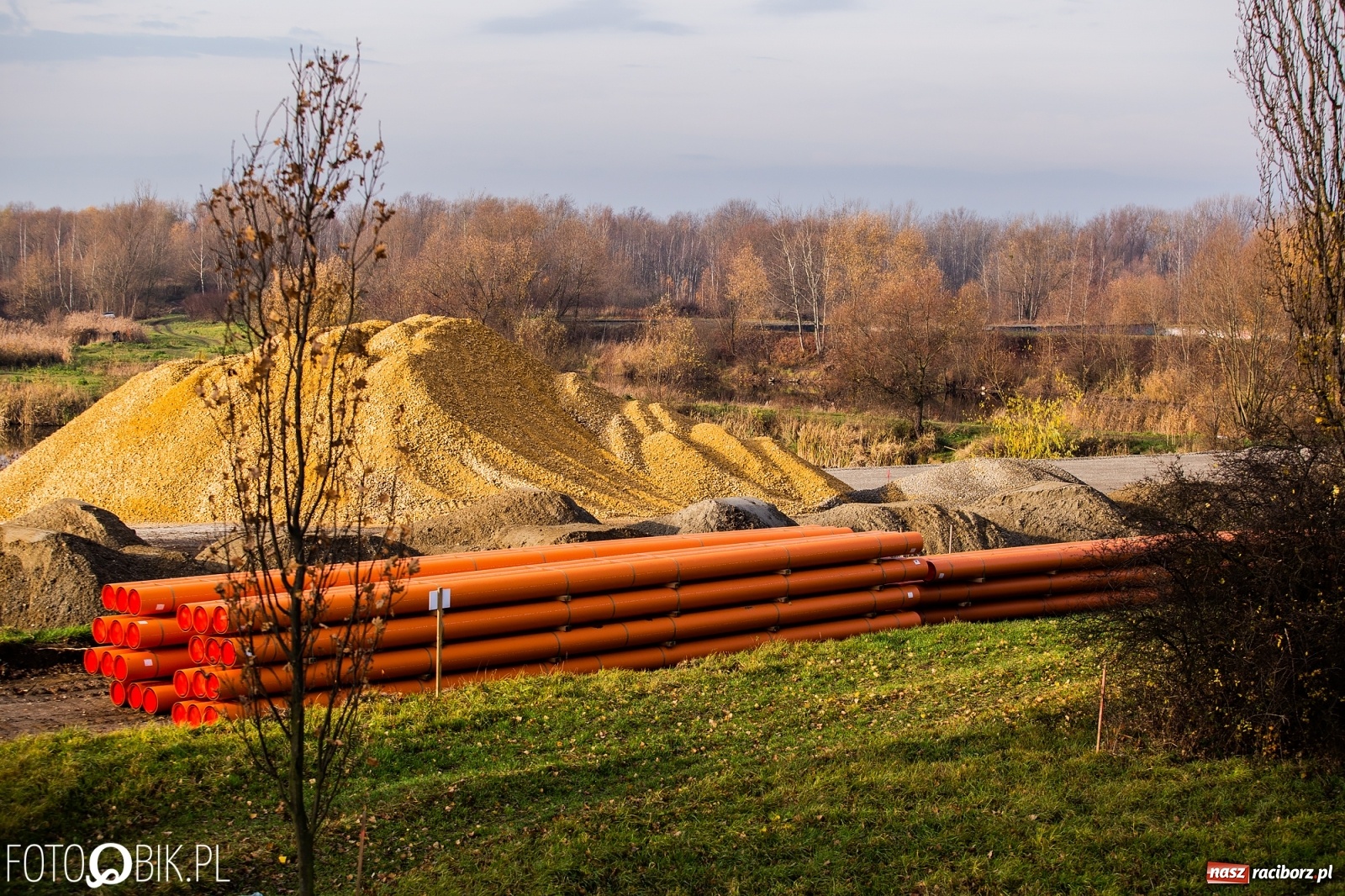 Zdjęcie w galerii na portalu naszraciborz.pl: Przed mostem na Rudzkiej powstaje węzeł komunikacyjny  wiadomości z regionu
