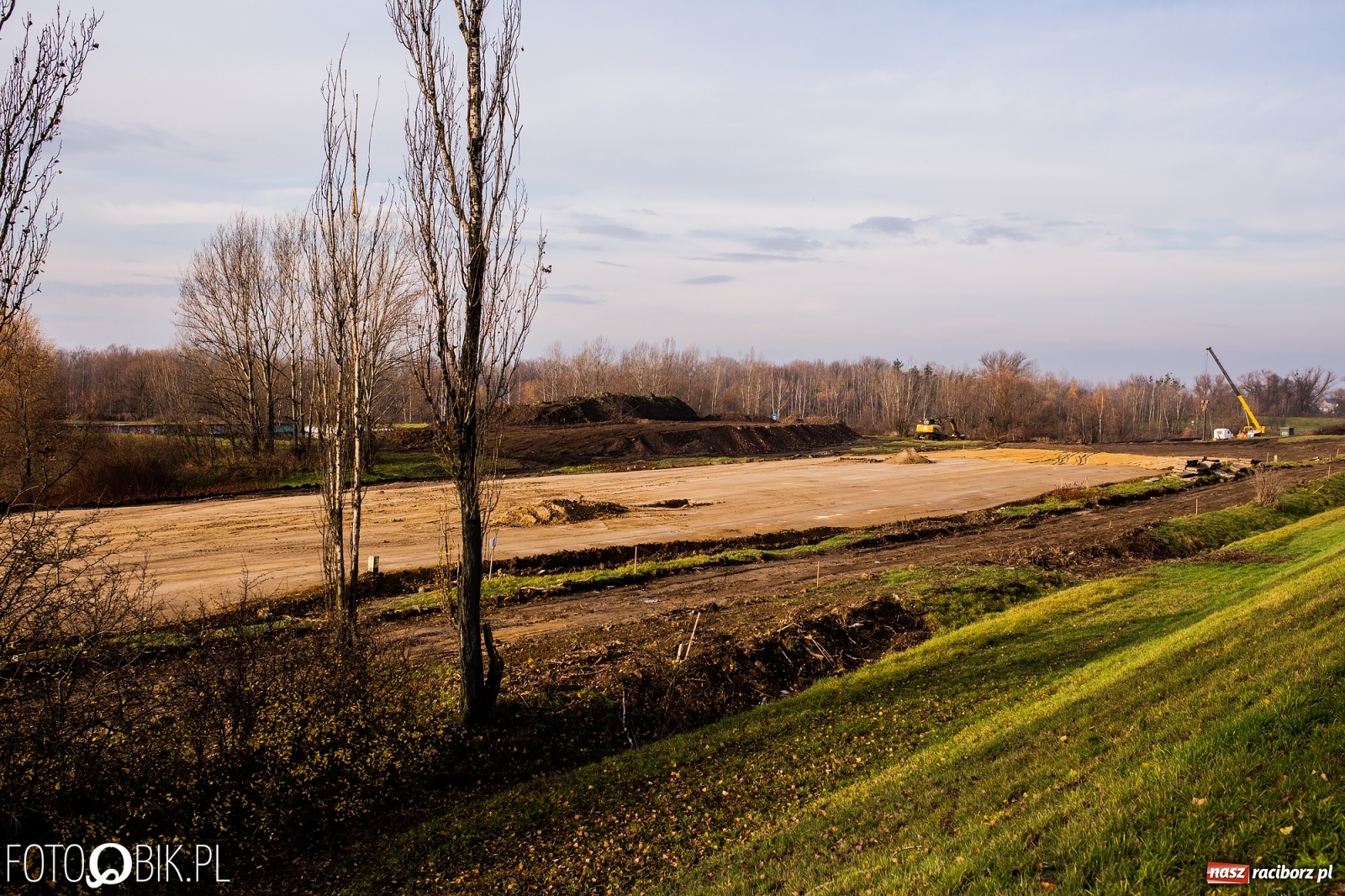 Zdjęcie w galerii na portalu naszraciborz.pl: Przed mostem na Rudzkiej powstaje węzeł komunikacyjny  wiadomości z regionu