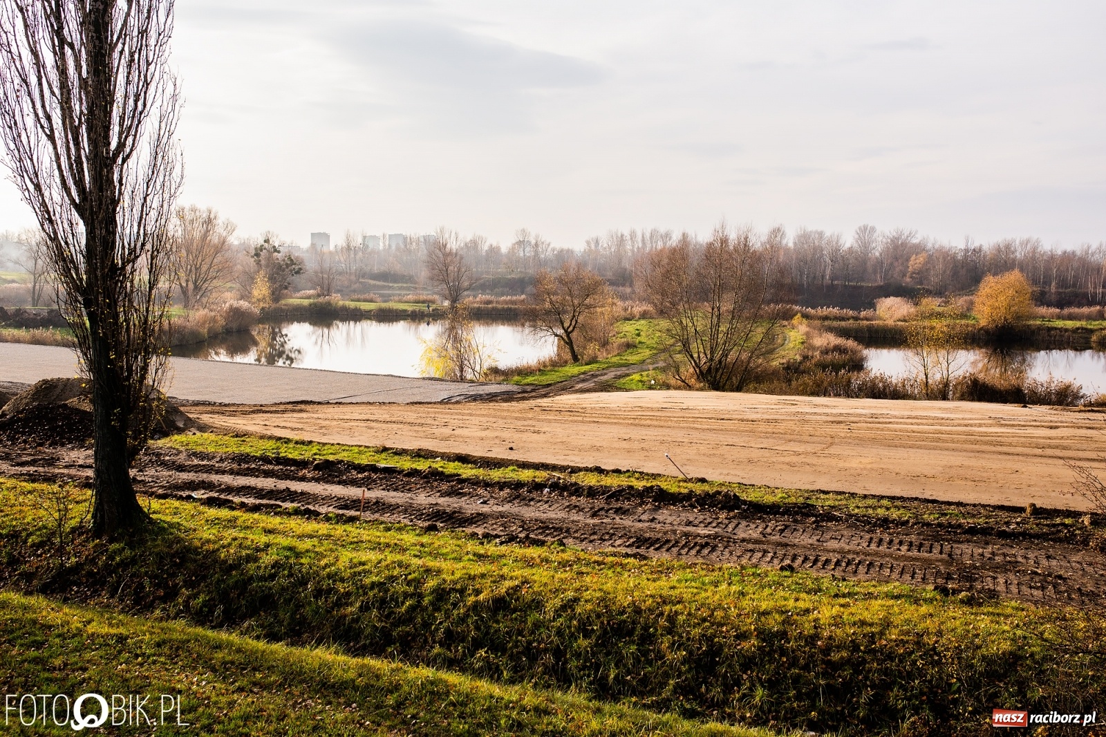 Zdjęcie w galerii na portalu naszraciborz.pl: Przed mostem na Rudzkiej powstaje węzeł komunikacyjny  wiadomości z regionu
