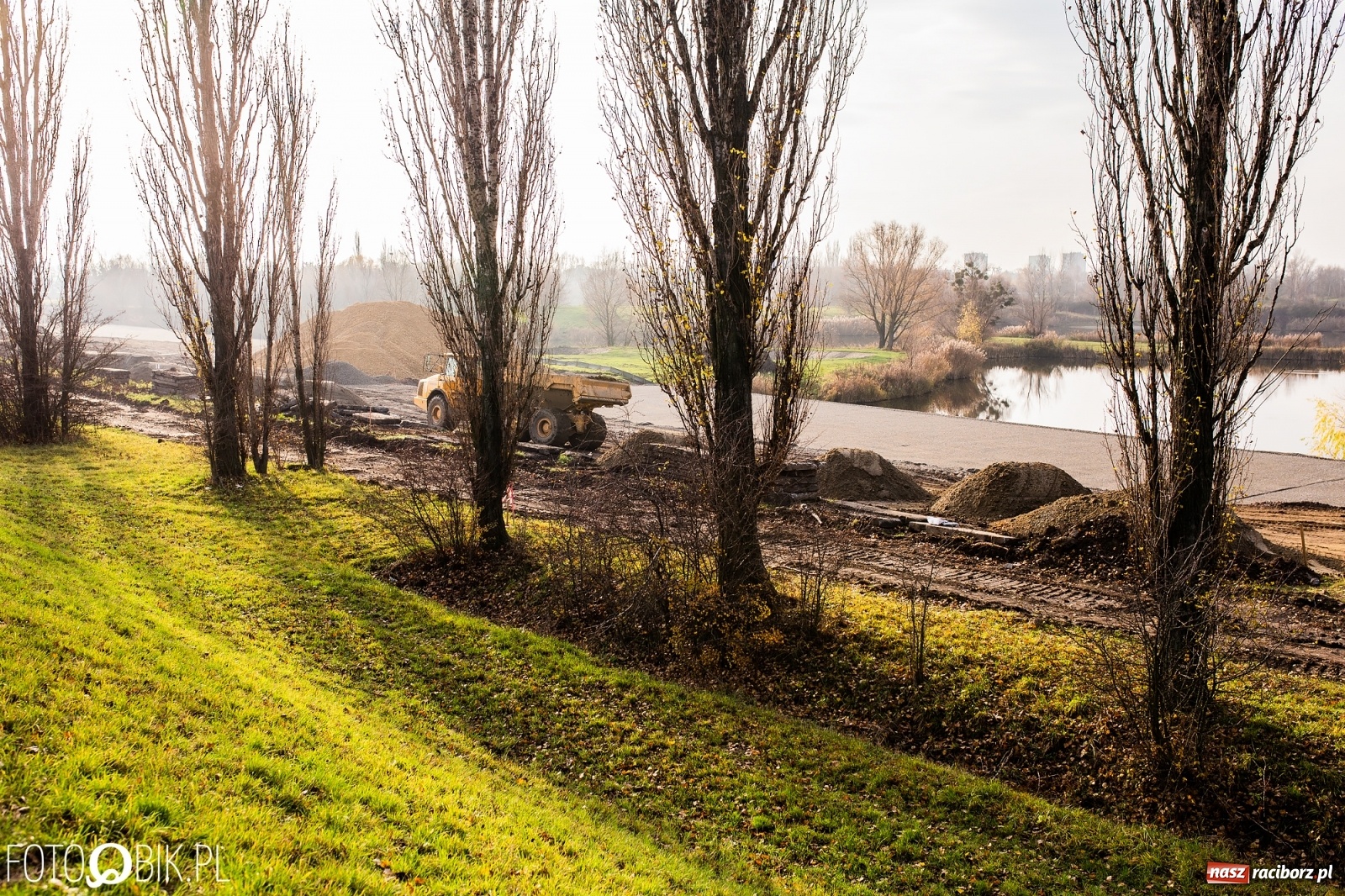 Zdjęcie w galerii na portalu naszraciborz.pl: Przed mostem na Rudzkiej powstaje węzeł komunikacyjny  wiadomości z regionu