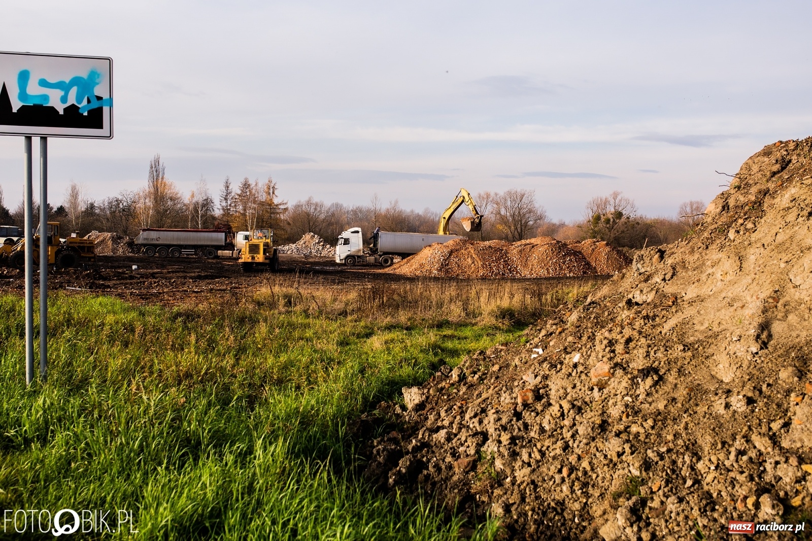 Zdjęcie w galerii na portalu naszraciborz.pl: Przed mostem na Rudzkiej powstaje węzeł komunikacyjny  wiadomości z regionu