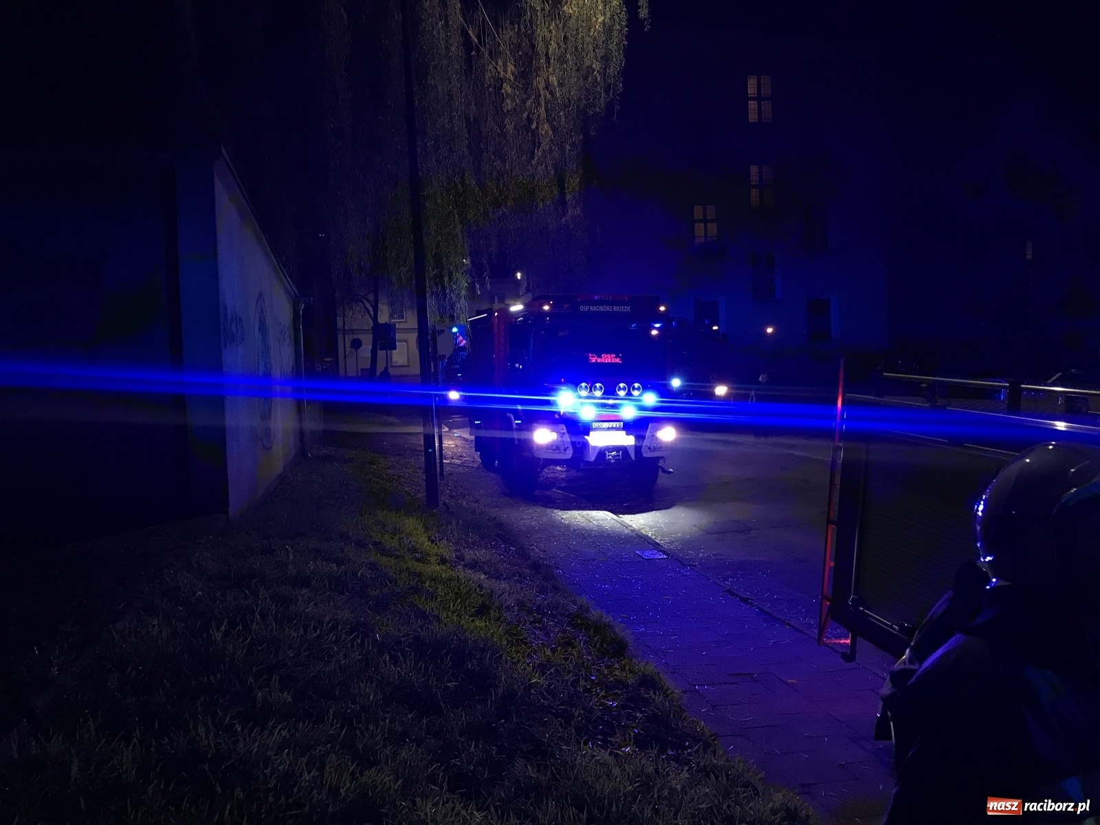 Zdjęcie w galerii na portalu naszraciborz.pl: Akcja strażaków na Odrzańskiej. Ściągano nawet zastęp z Rydułtów [FOTO] wiadomości z regionu