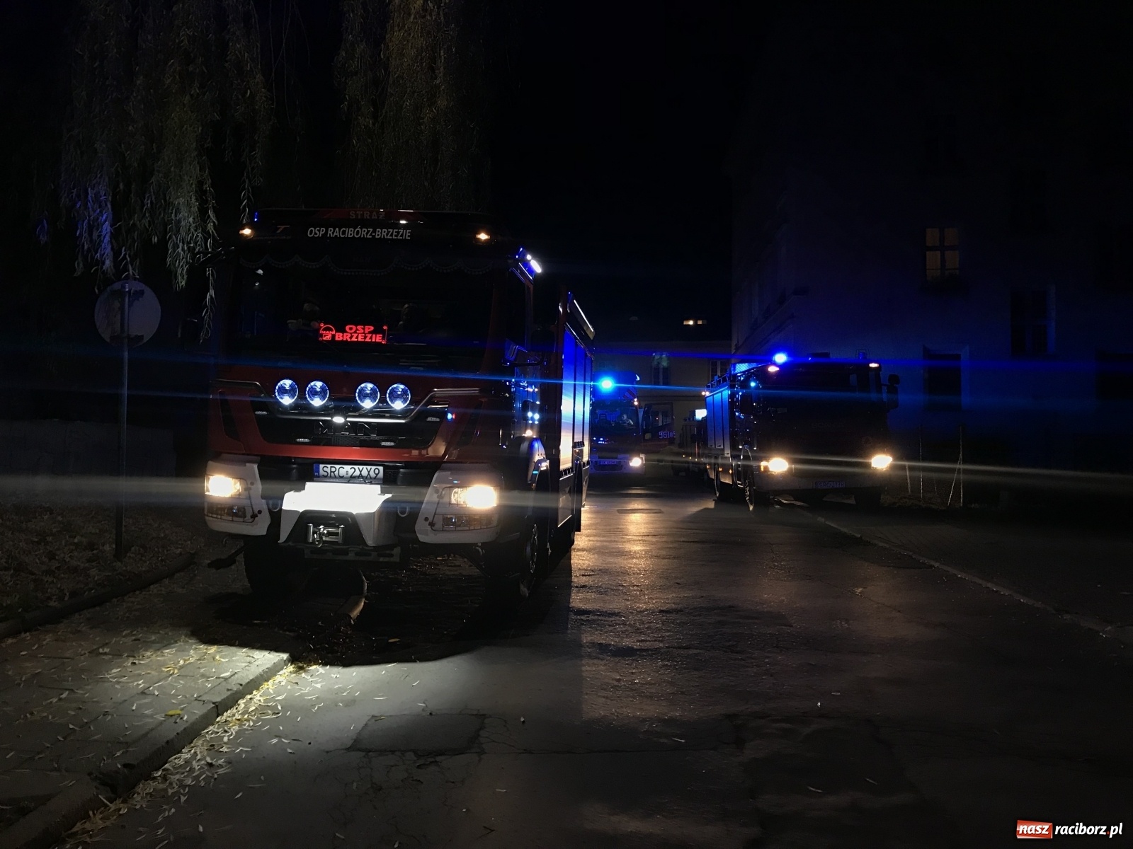 Zdjęcie w galerii na portalu naszraciborz.pl: Akcja strażaków na Odrzańskiej. Ściągano nawet zastęp z Rydułtów [FOTO] wiadomości z regionu