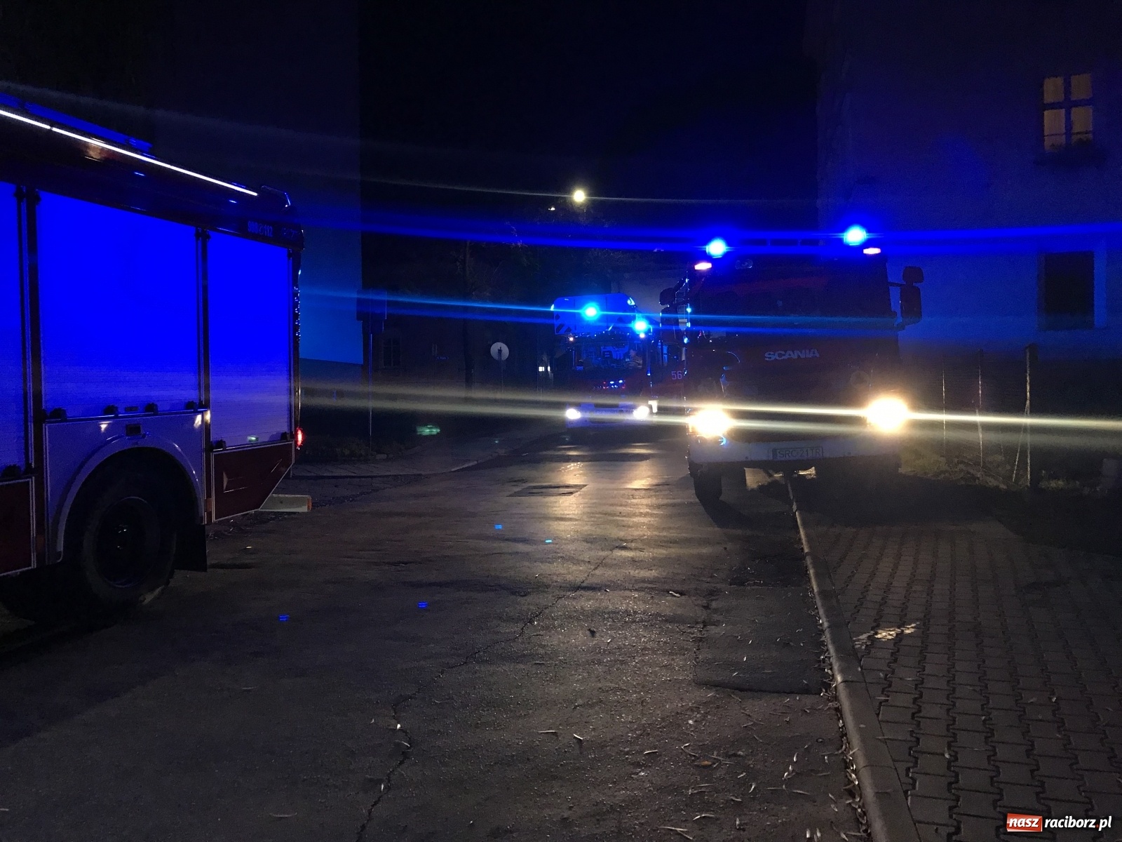 Zdjęcie w galerii na portalu naszraciborz.pl: Akcja strażaków na Odrzańskiej. Ściągano nawet zastęp z Rydułtów [FOTO] wiadomości z regionu