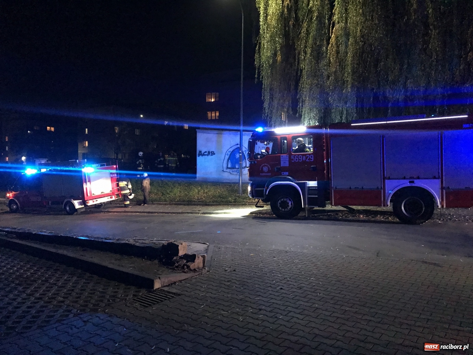 Zdjęcie w galerii na portalu naszraciborz.pl: Akcja strażaków na Odrzańskiej. Ściągano nawet zastęp z Rydułtów [FOTO] wiadomości z regionu