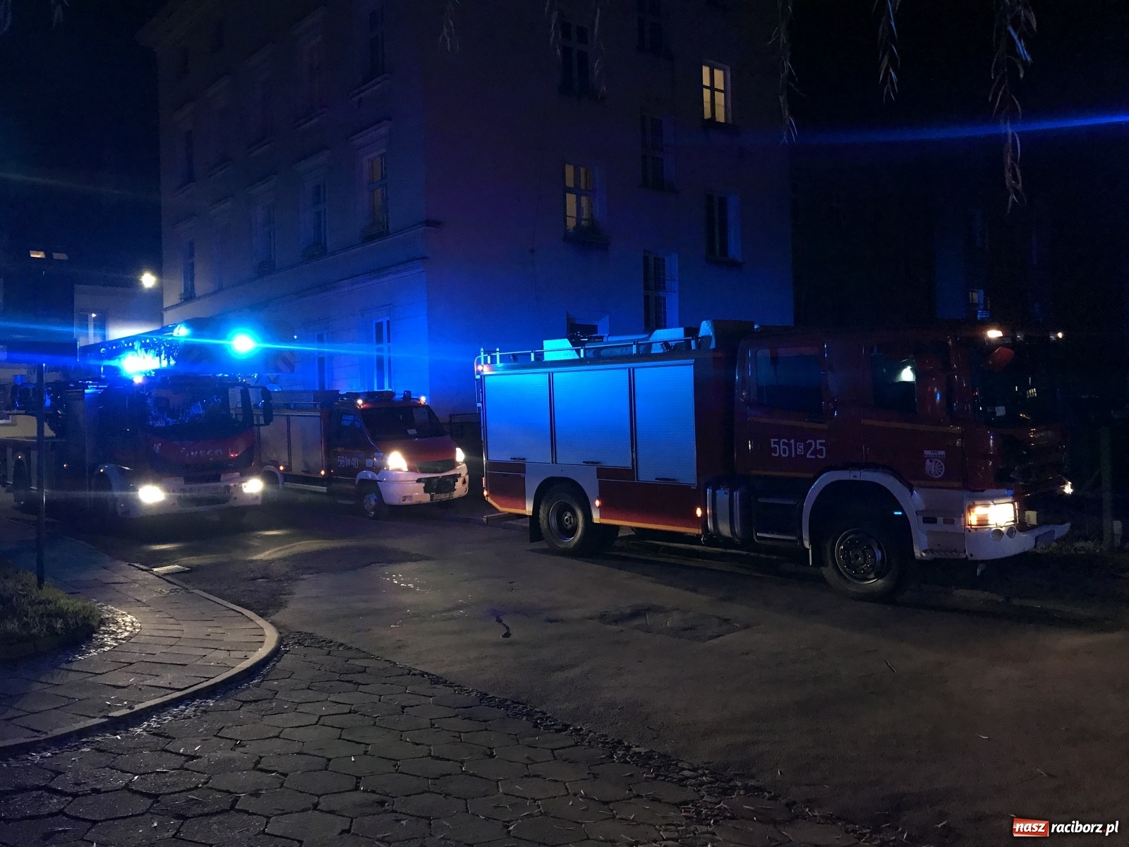 Zdjęcie w galerii na portalu naszraciborz.pl: Akcja strażaków na Odrzańskiej. Ściągano nawet zastęp z Rydułtów [FOTO] wiadomości z regionu