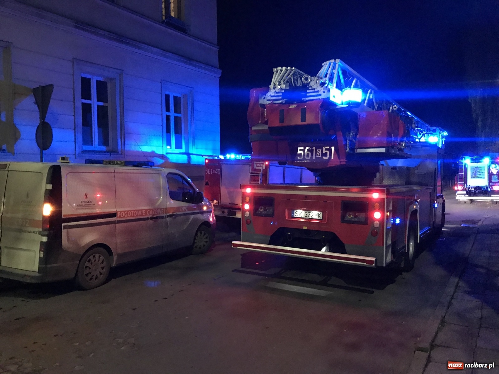 Zdjęcie w galerii na portalu naszraciborz.pl: Akcja strażaków na Odrzańskiej. Ściągano nawet zastęp z Rydułtów [FOTO] wiadomości z regionu