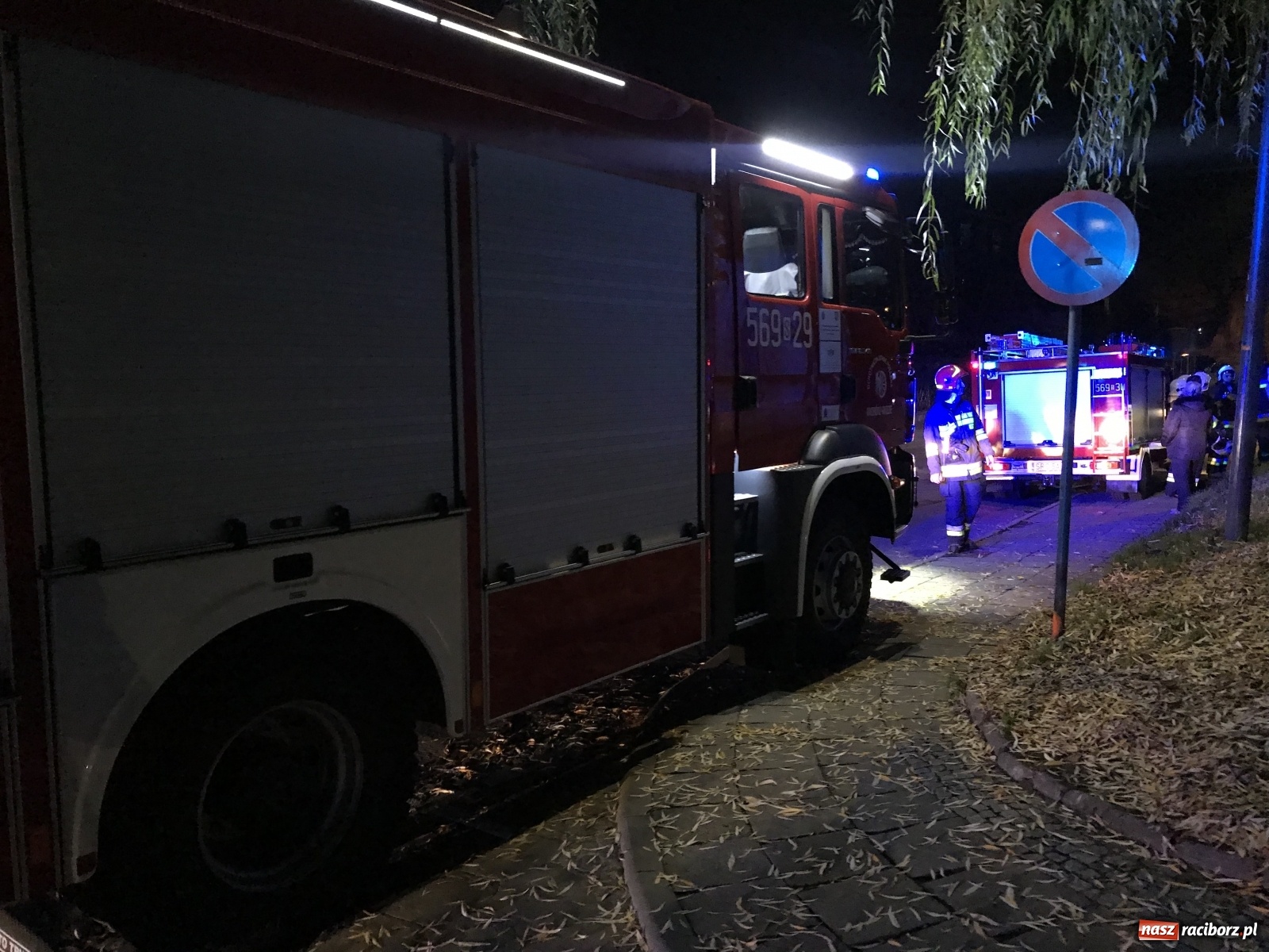 Zdjęcie w galerii na portalu naszraciborz.pl: Akcja strażaków na Odrzańskiej. Ściągano nawet zastęp z Rydułtów [FOTO] wiadomości z regionu