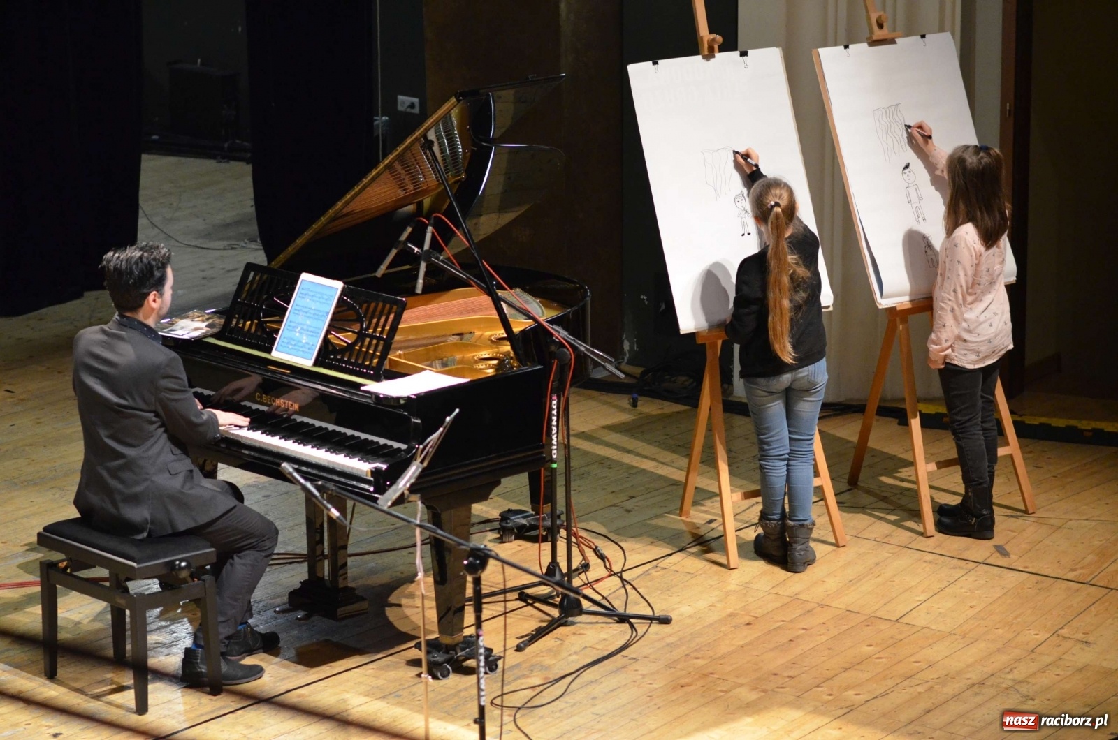 Zdjęcie w galerii na portalu naszraciborz.pl: Rożek angielski na koncercie w RCK-u wiadomości z regionu