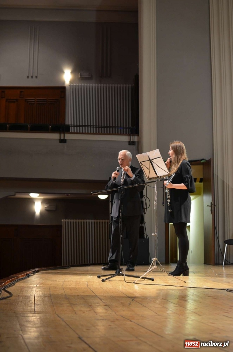 Zdjęcie w galerii na portalu naszraciborz.pl: Rożek angielski na koncercie w RCK-u wiadomości z regionu